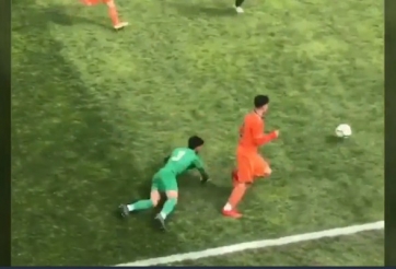 VIDEO: Cầu thủ tránh 3 cú xoạc liên tiếp trước khi kiến tạo hoàn hảo 