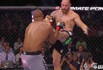 'Cỗ máy kick-boxing' bất ngờ ngã gục bởi cú đá như 'gãi ngứa'