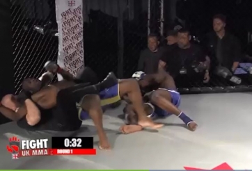 Ra đòn điên cuồng, võ sĩ bị trọng tài 'xử lý' gọn gàng