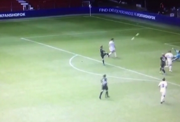 Trợ lý HLV vào sân bất đắc dĩ, lập luôn siêu phẩm để đời