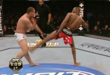 VIDEO: 'Con quái vật lồng thép' và đòn phá hủy khớp gối đầy ám ảnh