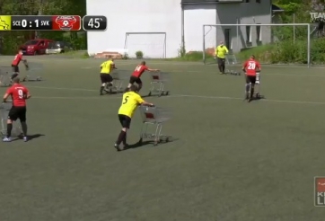 ĐỘC LẠ: Đội bóng Đức vừa đẩy xe siêu thị vừa đá bóng