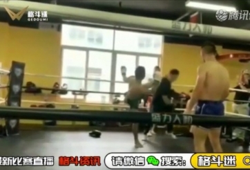 Bị đánh tối tăm mặt mũi, võ sĩ Trung Quốc giở trò đánh lén gây phẫn nộ