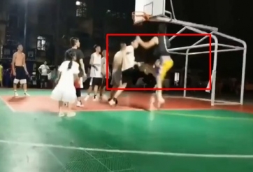 VIDEO: Nhảy lên úp rổ, VĐV bóng rổ bị đối thủ đạp vào 'chỗ hiểm'