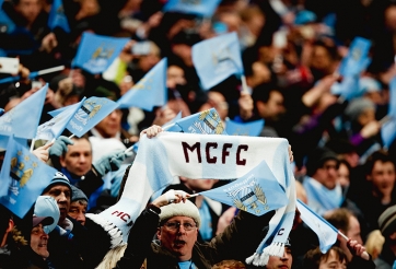 CĐV MU mất việc vì chụp ảnh quá gần sao Man City