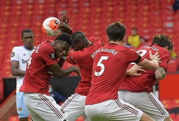 Cận cảnh pha 'chơi bóng chuyền' thảm họa của Pogba