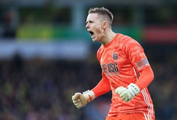 Thủ thành Henderson đưa MU vào thế khó