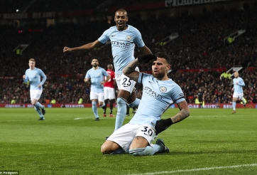VIDEO: Người thừa Man City vô-lê tung lưới MU