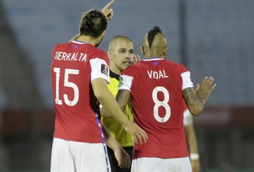 VIDEO: Pha bóng chạm tay gây tranh cãi trong ngày Chile thua đau Uruguay