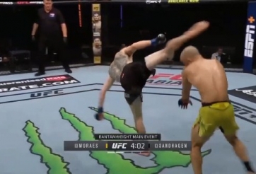 VIDEO: Võ sĩ knock-out đối thủ bằng cú đá 'mở nắp chai' 