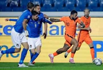 Bất phân thắng bại, Hà Lan và Ý để Ba Lan đánh chiếm ngôi đầu