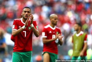 VIDEO: Phù thủy Ziyech sút phạt cực dị đánh lừa cả hàng thủ đối phương