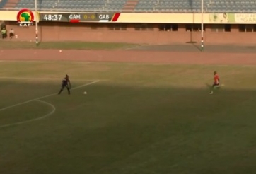 VIDEO: Thủ môn 'tấu hài' khiến đội nhà chịu bàn thua cay đắng