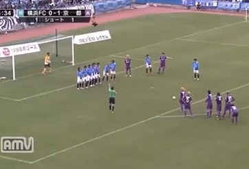 VIDEO: Pha dàn xếp đá phạt hách não và cái kết mỹ mãn