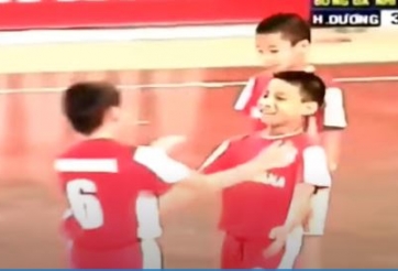 VIDEO: Quang Hải, Duy Mạnh đối đầu Văn Toàn, Văn Thanh năm 11 tuổi