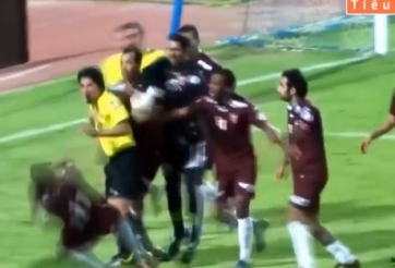 VIDEO: Nhường nhịn hết mức, trọng tài bực tức đấm luôn cầu thủ