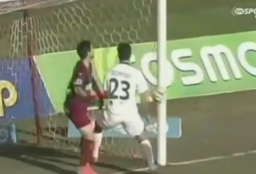 VIDEO: Nực cười với pha bán độ lộ liễu nhất thế giới