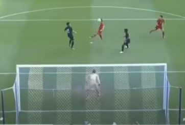 VIDEO: Hậu vệ Thái Lan bất lực để 'chú lùn' Công Phượng đánh đầu tung lưới