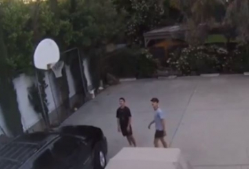 VIDEO: Pha ăn may đến khó tin của cậu bé sút bóng lên trời rơi trúng rổ