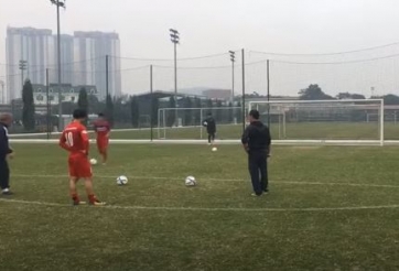 VIDEO: HLV Park đọ tài sút trúng xà ngang với Công Phượng và cái kết
