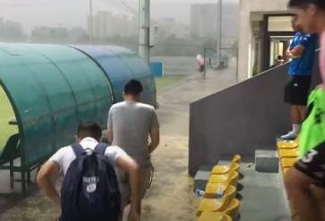 VIDEO: Đức Huy tấu hài với cái bụng bầu trong cơn mưa Hà Nội