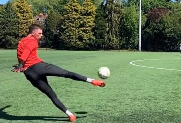 VIDEO: Pha phát bóng chuẩn như Beckham của anh chàng thủ môn