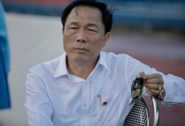 NHM xót xa với hình ảnh bầu Đệ ăn lương khô theo dõi đội bóng