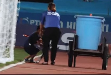 VIDEO: Xúc động hình ảnh cậu bé giúp mẹ dọn rác trên sân Hàng Đẫy