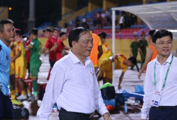 VIDEO: Bầu Đệ xuống sân ăn mừng, CĐV Thanh Hóa tung hô như người hùng