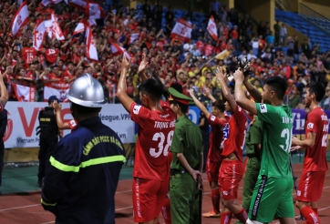 VIDEO: Cầu thủ Hải Phòng tri ân CĐV nhà vượt đường xa xôi đến cổ vũ