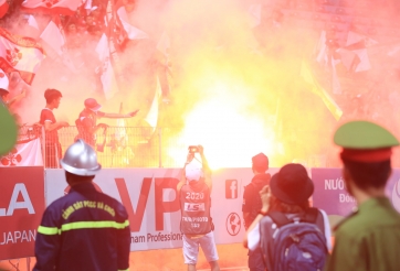 VIDEO: Pháo sáng của CĐV Hải Phòng biến Hàng Đẫy thành cầu trường rực lửa