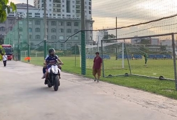 VIDEO: Công Phượng lái Ducati chở Phi Sơn đi tập