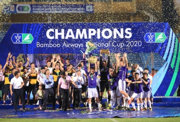 VIDEO: Đội trưởng Văn Quyết nâng cao chiếc cúp vô địch Cúp QG 2020