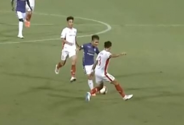 VIDEO: Quang Hải biến Quế Ngọc Hải thành gã hề với kỹ thuật của Iniesta