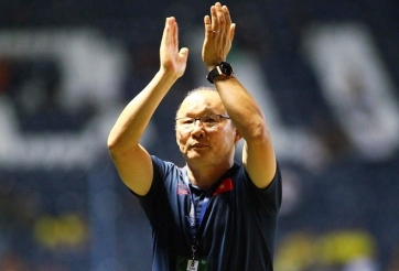 Quang Hải và đồng đội nhận món quà đặc biệt từ HLV Park Hang Seo