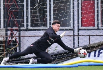 Văn Lâm tập luyện cật lực giữa loạt tin đồn bủa vây