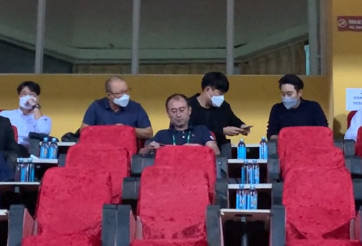 VIDEO: HLV Lee Tae Hoon ngồi cùng HLV Park dự khán trận HAGL gặp Viettel