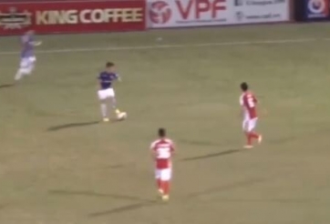 VIDEO: Quang Hải dùng kỹ thuật dị 'nhảy múa' trước hàng thủ TP HCM