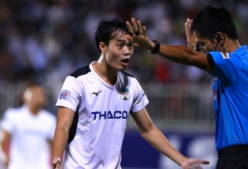 HLV HAGL: 'Cầu thủ của tôi bị ức chế bởi trọng tài'