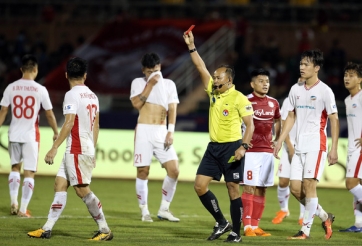 Trọng tài lại mắc lỗi ngớ ngẩn trong trận đấu của TP HCM