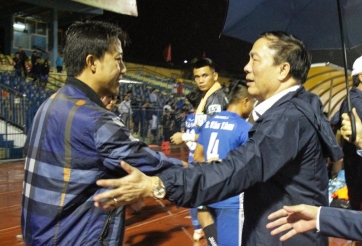 Bầu Đệ có hành động đặc bất ngờ với HLV Thành Công