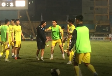 VIDEO: Văn Hậu ra sân khởi động, báo tin vui về chấn thương