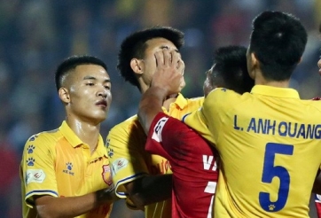 Sao trẻ U22 Việt Nam ăn thẻ đỏ, cào mặt cầu thủ Nam Định