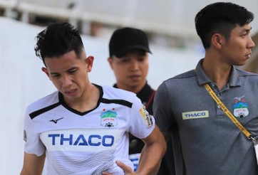 VFF được đề nghị xử phạt cầu thủ ném bóng vào mặt Hồng Duy