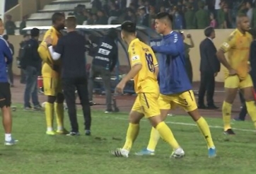 VIDEO: Cầu thủ Nam Định nổi giận mắng chửi ngoại binh vì để đội nhà thua trận