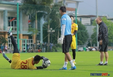 HLV Park thị phạm cho thủ môn U22 Việt Nam cách bắt bóng