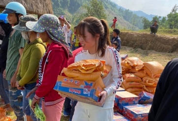 Huỳnh Anh đi làm từ thiện giữa nghi vấn cắm sừng Quang Hải