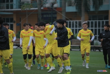 Đức Chinh 'suýt' sấp mặt vì bị Xuân Trường đẩy