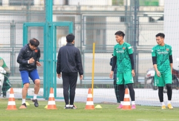 VIDEO: HLV thủ môn mới Kim HyunTae tập sớm 30 phút cho các thủ môn U22 VN