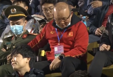 VIDEO: HLV Park 'siêu đáng yêu' khi dấm dúi cho chiến sỹ cán bộ thỏi chocolate